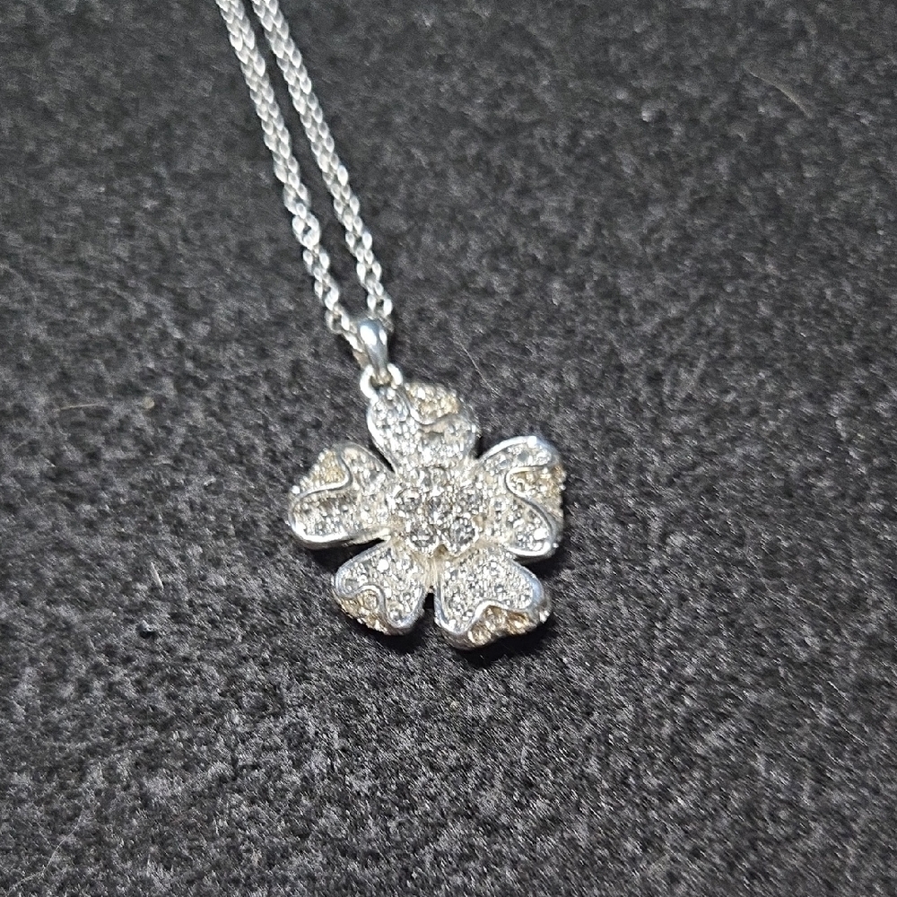 Elegant Silver Flower Pendant Necklace